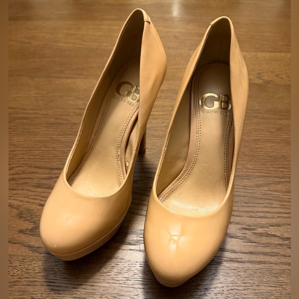 GB Gianni Bini Peach Nude Patent Round-Toe Platform High Heels